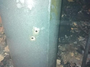 VIDEO: U požáru domu zasahovali policejní odstřelovači. Museli prostřelit tlakovou lahev