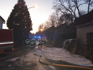 VIDEO: U požáru domu zasahovali policejní odstřelovači. Museli prostřelit tlakovou lahev