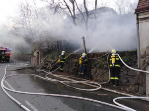 VIDEO: U požáru domu zasahovali policejní odstřelovači. Museli prostřelit tlakovou lahev