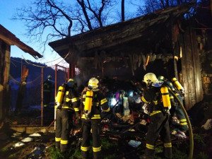 VIDEO: U požáru domu zasahovali policejní odstřelovači. Museli prostřelit tlakovou lahev