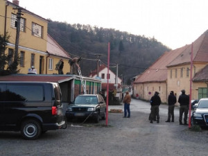 VIDEO: U požáru domu zasahovali policejní odstřelovači. Museli prostřelit tlakovou lahev