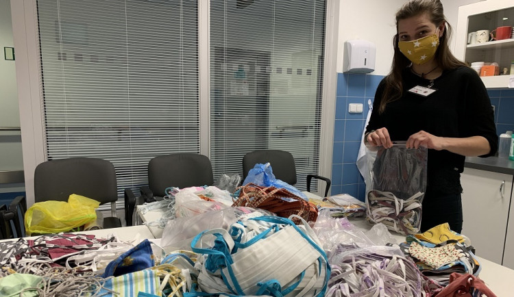 Dobrovolnice třídí roušky pro Fakultní nemocnici u svaté Anny