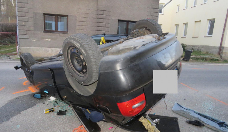 FOTO: Auto otočil na střechu. V dechu měl téměř dvě promile