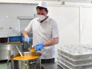 Lidé přispěli do sbírky brněnského magistrátu desítky tisíc korun. Za peníze vaří kuchařky obědy pro lidi v nouzi