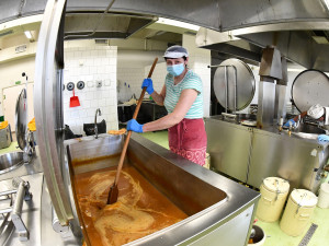 Lidé přispěli do sbírky brněnského magistrátu desítky tisíc korun. Za peníze vaří kuchařky obědy pro lidi v nouzi