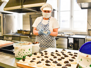 Lidé přispěli do sbírky brněnského magistrátu desítky tisíc korun. Za peníze vaří kuchařky obědy pro lidi v nouzi