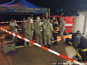 FOTO: Hasiči preventivně vydezinfikovali tři patra Fakultní nemocnice v Brně