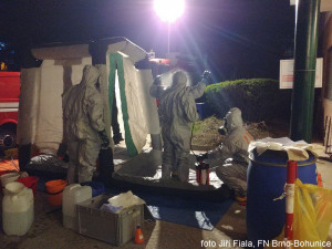 FOTO: Hasiči preventivně vydezinfikovali tři patra Fakultní nemocnice v Brně