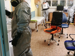 FOTO: Hasiči preventivně vydezinfikovali tři patra Fakultní nemocnice v Brně