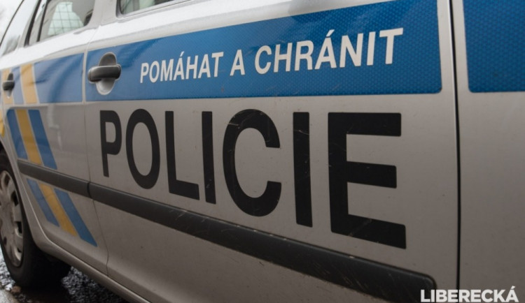 Řidič jel za policisty a varoval před nimi na sociálních sítích. Skončil s pokutou za psaní zpráv při řízení