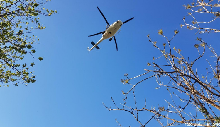 FOTO: Turista se zranil při výstupu na zříceninu, z nepřístupného terénu ho odvážel vrtulník