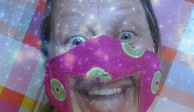 Roušky připravily lidi o úsměv. Martina se tak pustila do poloprůhledných roušek