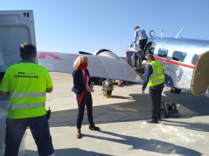 FOTO: Historická Baťova Electra dopravila z Prahy do Brna stovky masek pro zdravotníky