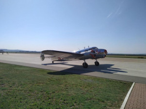 FOTO: Historická Baťova Electra dopravila z Prahy do Brna stovky masek pro zdravotníky