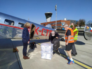 FOTO: Historická Baťova Electra dopravila z Prahy do Brna stovky masek pro zdravotníky