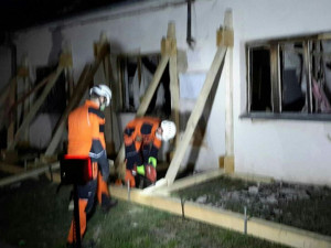 Ve Vlasaticích na Brněnsku vybouchl plyn. Výbuch poničil část rodinného domu a zranil staršího muže