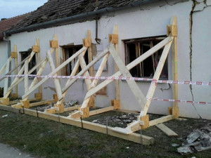 Ve Vlasaticích na Brněnsku vybouchl plyn. Výbuch poničil část rodinného domu a zranil staršího muže