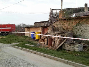 Ve Vlasaticích na Brněnsku vybouchl plyn. Výbuch poničil část rodinného domu a zranil staršího muže