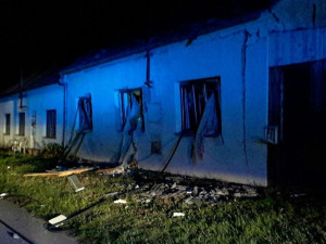 Ve Vlasaticích na Brněnsku vybouchl plyn. Výbuch poničil část rodinného domu a zranil staršího muže