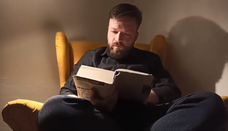 Lidé z divadla každý všední den živě vysílají předčítání z knihy Dekameron.