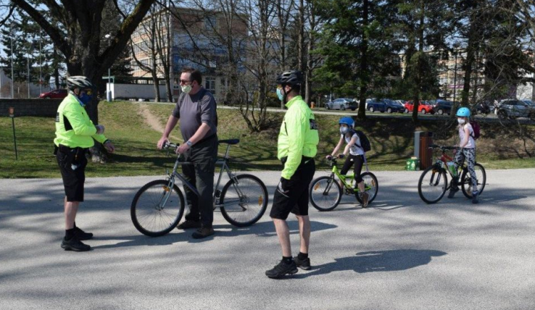 Kolem jablonecké přehrady začali kroužit strážníci. Nově mají i elektrokola