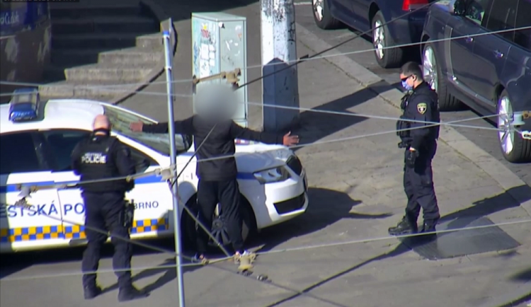 VIDEO: Muž se pokusil vyloupit prodejnu v centru Brna s airsoftovou zbraní v ruce