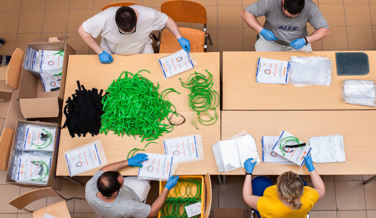 Díky spolupráci brněnského FabLab, CEITEC, VUT a magistrátu si nyní zdravotníci mohou zdarma objednávat tištěné ochranné štíty.