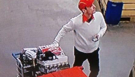 FOTO: Vykutálený zloděj ukradl v obchodě zboží za 30 tisíc, prodavačce se prosmýkl za zády