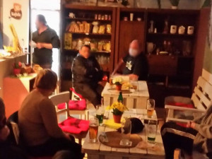Policisté objevili ve vinárně dvanáct lidí bez roušek, sešlosti se v podniku prý svolávaly pravidelně