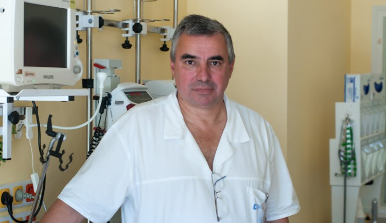 Musíme se pomalu vrátit k normálu, jinak budou umírat tisíce lidí na ostatní nemoci, prohlásil ředitel brněnské nemocnice