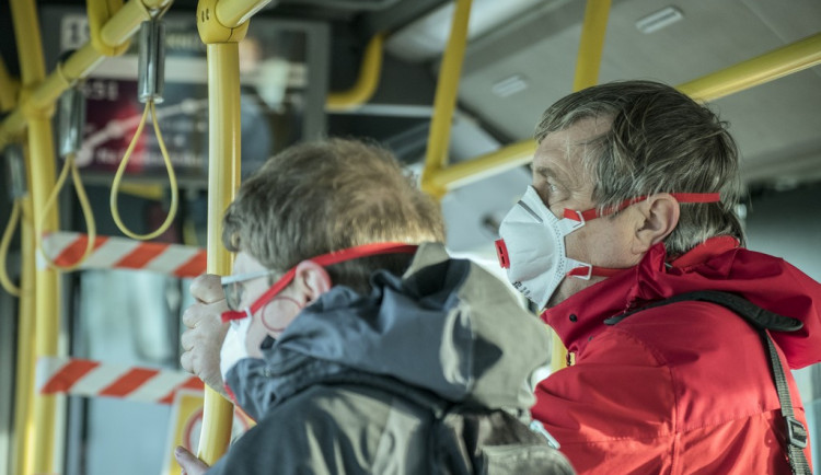 Do autobusů budou na jižní Moravě cestující od pondělí opět vstupovat předními dveřmi