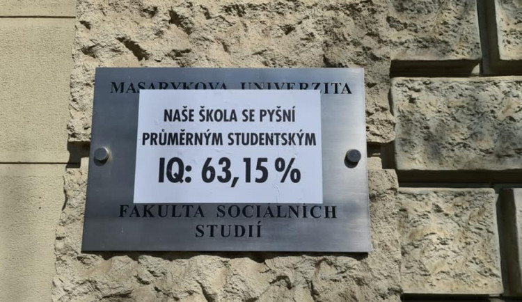 Fakultu sociálních studií v Brně zdobí nová cedule