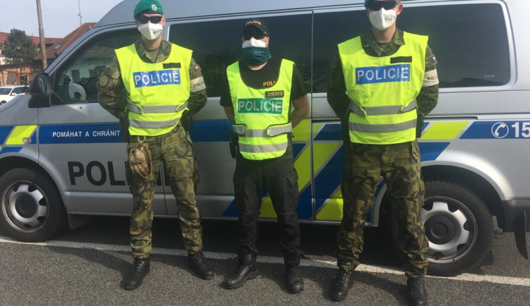 Hrdinové v uniformách zachránili život staré paní, které se zastavilo srdce