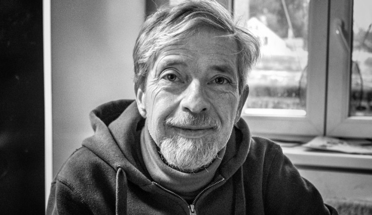 NA ULICI: Tramp, který doplatil na špatnou kyčel. Kvůli zdravotním obtížím nemůže najít práci