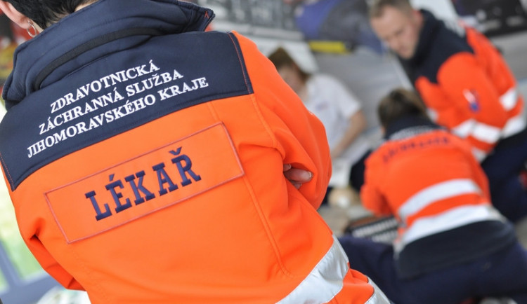 Dálnici D1 zablokovala vážná nehoda, dva zraněné vyprošťovali hasiči, transportoval je vrtulník