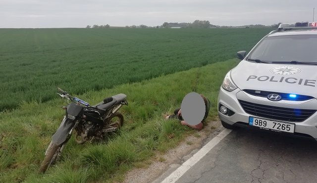 Zběsilá jízda skončila v příkopě kousek před Miroslaví.