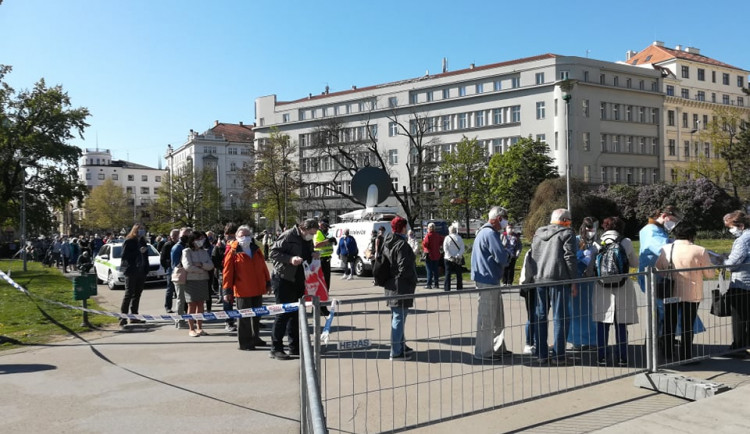 FOTO/VIDEO: Na Moravské náměstí přišly stovky lidí kvůli testování na koronavirus. Ve frontě se strhla šarvátka