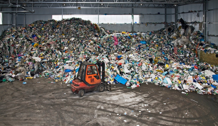 Kvůli nucenému pobytu lidí doma vzrostlo množství plastů v odpadech, na přesná čísla je ale zatím brzo