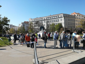 FOTO/VIDEO: Na Moravské náměstí přišly stovky lidí kvůli testování na koronavirus. Ve frontě se strhla šarvátka