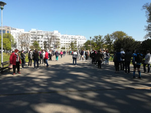 Na Moravské náměstí přišly stovky lidí kvůli testování na koronavirus. Ve frontě se strhla šarvátka