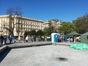 Na Moravské náměstí přišly stovky lidí kvůli testování na koronavirus. Ve frontě se strhla šarvátka