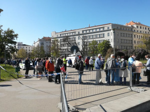 Na Moravské náměstí přišly stovky lidí kvůli testování na koronavirus. Ve frontě se strhla šarvátka