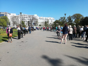 Na Moravské náměstí přišly stovky lidí kvůli testování na koronavirus. Ve frontě se strhla šarvátka