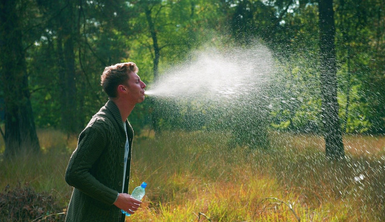 Agresivní opilec napadl matku a policisty. Plival na ně a křičel, že má koronavirus