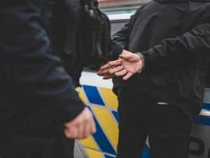 Petatřicetiletého kaskadéra, který v Brně vyskočil z okna, zadržel kolemjdoucí strážník. Muž byl celostátně hledaný