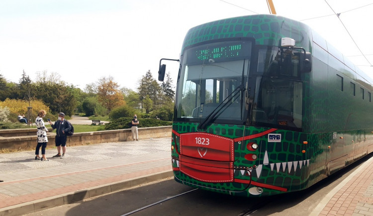 FOTO: Do brněnských ulic se poprvé rozjel Drak. První kompletně klimatizovaná šalina v Brně