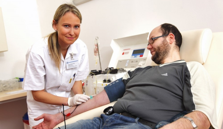 Brněnské nemocnice obnovují operace a shání dárce krve