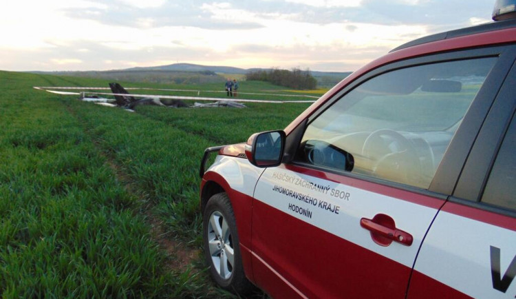 Při havárii ultralehkého letadla zemřeli dva lidé, policisté vyšetřují okolnosti