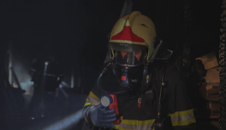 V České Lípě vzplál dům během rekonstrukce. Na místo museli hasiči