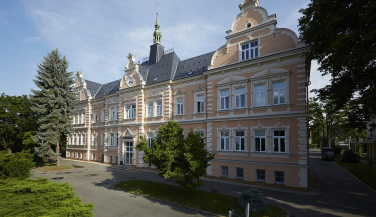 Frýdlantská nemocnice řeší rekonstrukci. Zlepšit financování by jí mohly akcie v KNL